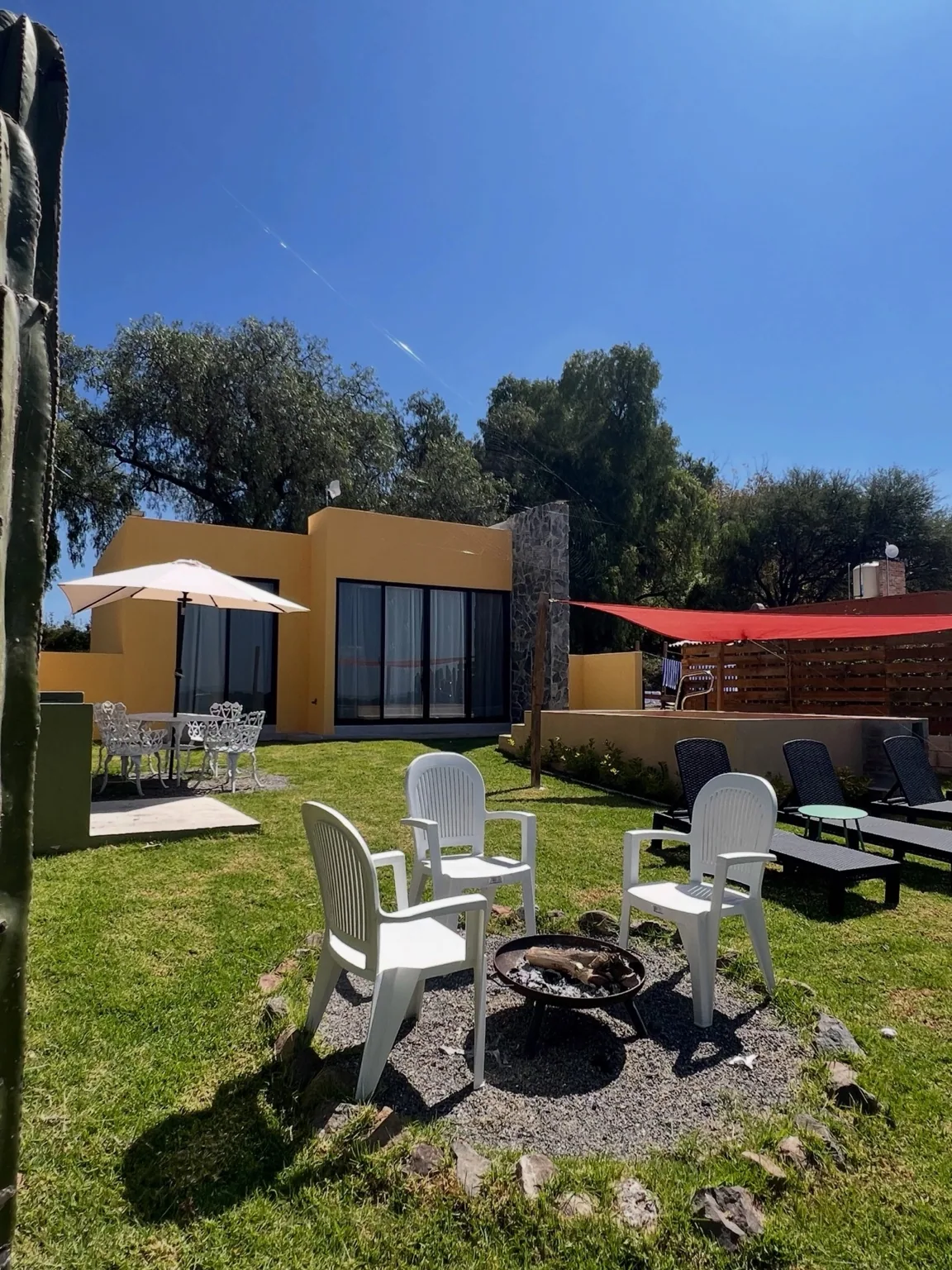 Jardín y casa de Quinta Amelia con área de fogata